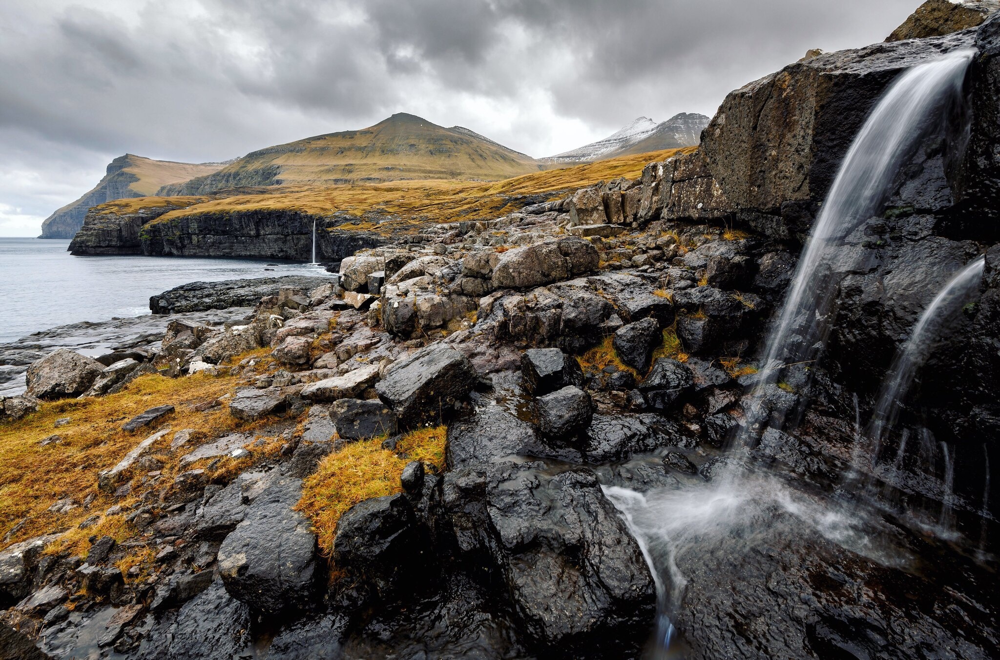 vodopad-poberezhe-skaly-farerskie-ostrova.jpg