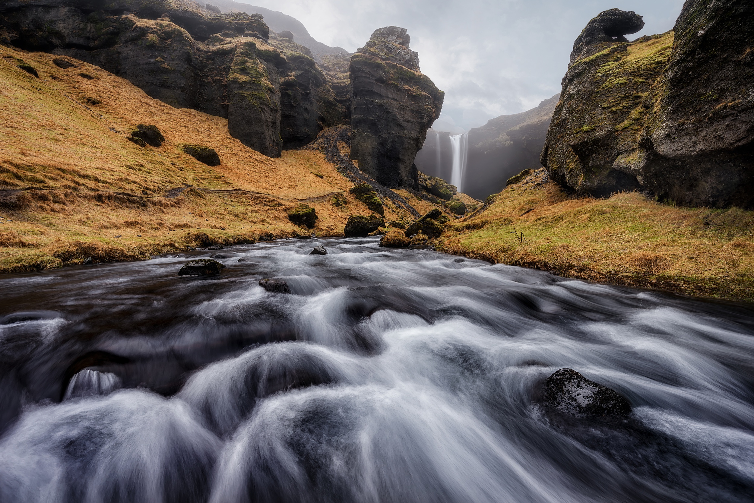 priroda-islandiia-reka-potok-skaly-vodopad.jpg